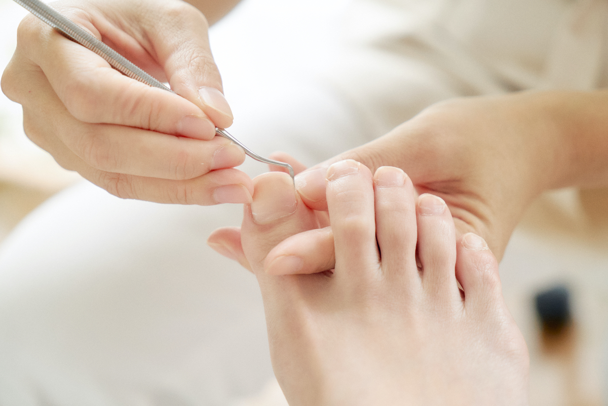 フットケア施術の様子｜爪のリペアケアを行う北摂・吹田市のフットケアサロン足足